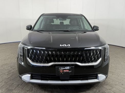 Used 2025 Kia Carnival FWD image 2
