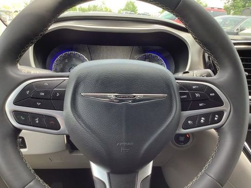 Used 2023 Chrysler Pacifica Touring-L image 37