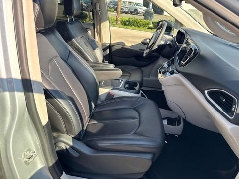 Used 2024 Chrysler Pacifica Touring-L FWD image 10