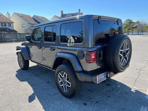 Used 2025 Jeep Wrangler Unlimited Sahara AWD/4WD image 7