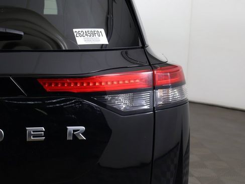 Used 2024 Nissan Pathfinder S image 12