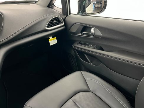 New 2026 Chrysler Pacifica Select w/ S Appearance Package image 10