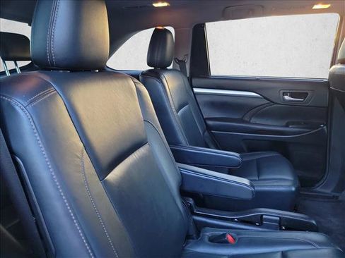 Used 2018 Toyota Highlander XLE AWD/4WD image 13