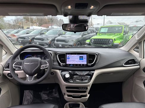 Used 2023 Chrysler Pacifica Touring-L image 34