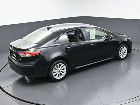 Used 2025 Toyota Corolla LE w/ LE Premium Package FWD image 4