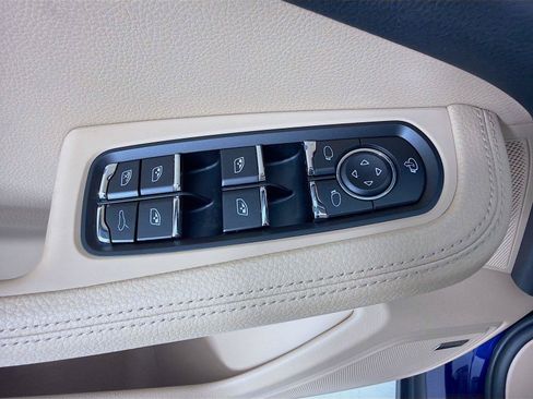 Certified 2026 Porsche Macan AWD/4WD image 8