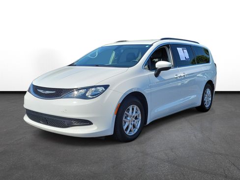 Used 2021 Chrysler Voyager Lxi FWD image 2