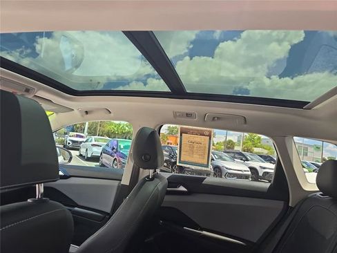 Used 2023 Volkswagen Taos SE w/ Panoramic Sunroof Package FWD image 26
