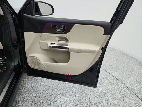 Used 2023 Mercedes-Benz GLB 250 image 21