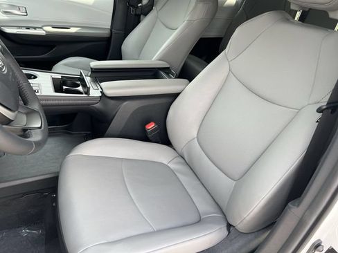 Used 2026 Toyota Sienna XLE FWD image 35