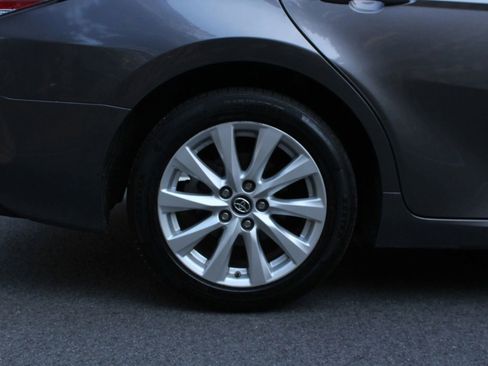 Used 2019 Toyota Camry LE FWD image 5