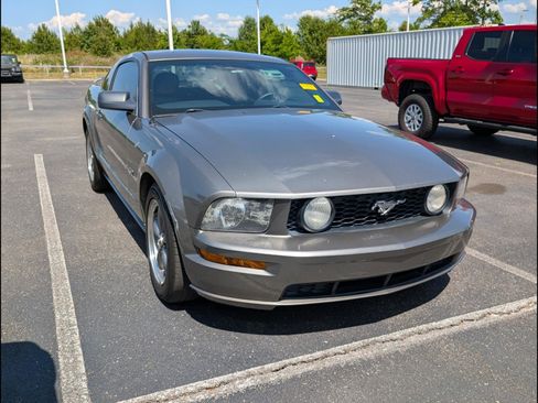 Used 2005 Ford Mustang GT RWD image 2