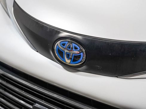Certified 2025 Toyota Sienna XLE w/ XLE Plus Package AWD/4WD image 9