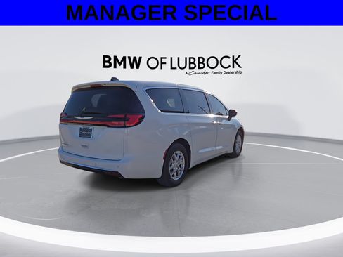 Used 2024 Chrysler Pacifica Touring-L FWD image 8