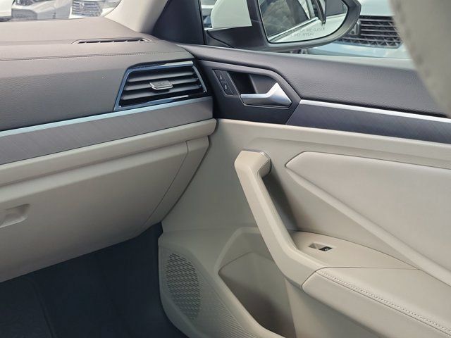 Certified 2023 Volkswagen Jetta SE FWD image 4