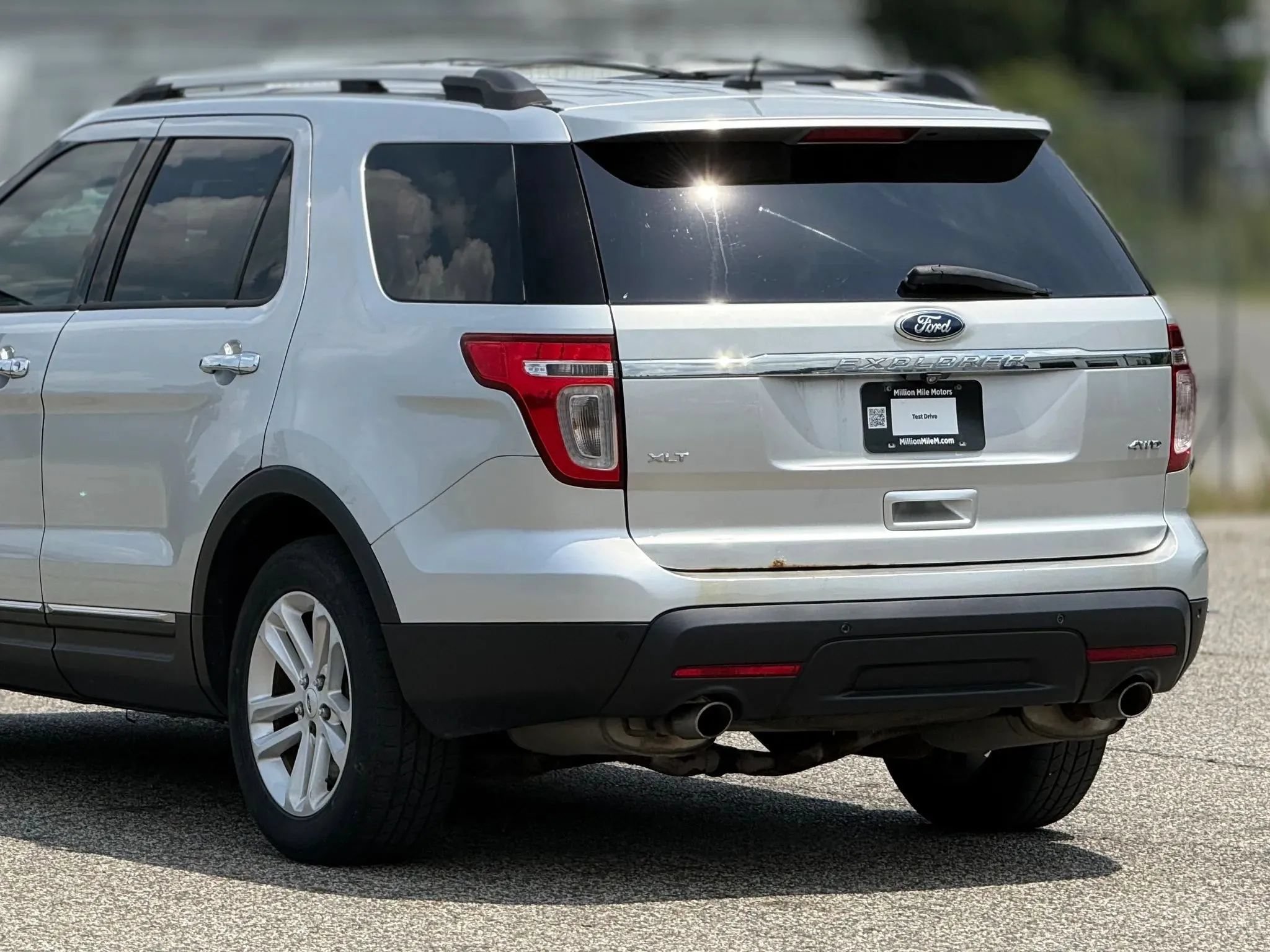 Used 2015 Ford Explorer XLT w/ Equipment Group 201A AWD/4WD image 16