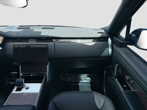Used 2025 Land Rover Range Rover SE AWD/4WD image 18