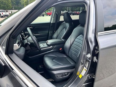 Used 2023 Toyota Highlander XLE AWD/4WD image 10