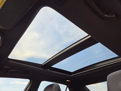 Used 2023 Chrysler 300 S RWD image 3