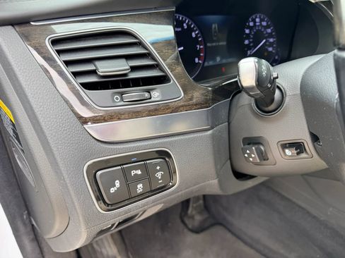 Used 2014 Hyundai Equus Signature RWD image 16