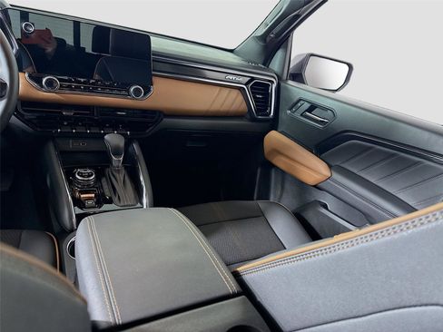 Used 2025 GMC Canyon AT4 w/ Nightfall Edition image 16