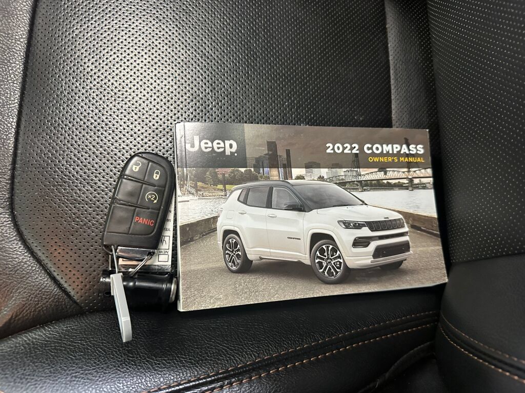 Used 2022 Jeep Compass Latitude w/ Sun and Sound Group AWD/4WD image 4