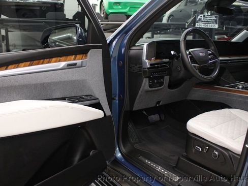 Used 2025 Cadillac Escalade ESV Sport Platinum w/ LPO, ONYX Package image 10