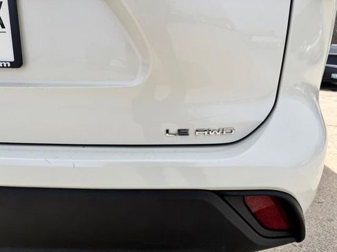 Used 2021 Toyota Highlander LE image 18