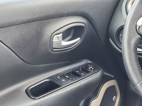 Used 2016 Jeep Renegade Limited image 12