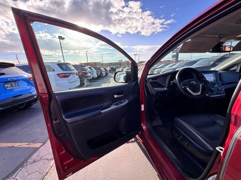 Used 2018 Toyota Sienna SE Premium image 10