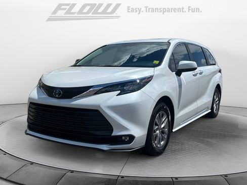 Used 2025 Toyota Sienna XLE FWD image 4