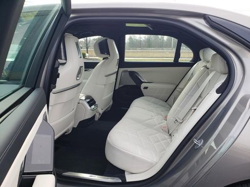 Used 2025 BMW 760i xDrive w/ Executive Package image 11