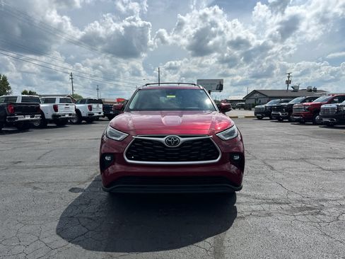 Used 2021 Toyota Highlander XLE AWD/4WD image 8