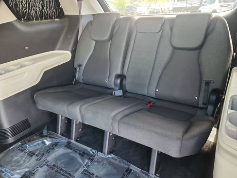 Used 2024 Kia Carnival LX FWD image 10