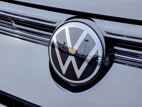 Used 2025 Volkswagen Taos SE image 3