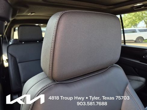 Used 2023 Chevrolet Suburban Z71 w/ Luxury Package AWD/4WD image 15