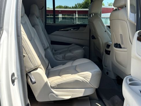 Used 2016 Cadillac Escalade ESV Luxury RWD image 13