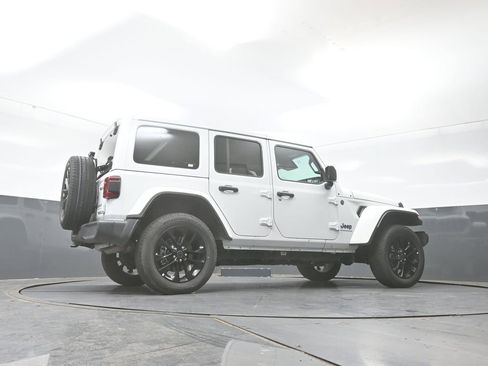 Used 2025 Jeep Wrangler Unlimited Sahara w/ Safety Group AWD/4WD image 24