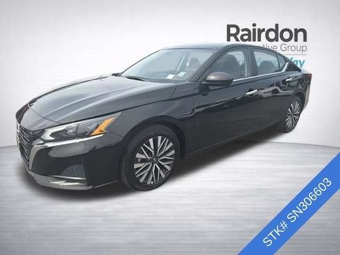 Used 2025 Nissan Altima 2.5 SV FWD image 3
