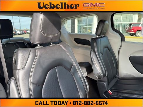Used 2024 Chrysler Pacifica Touring-L image 5