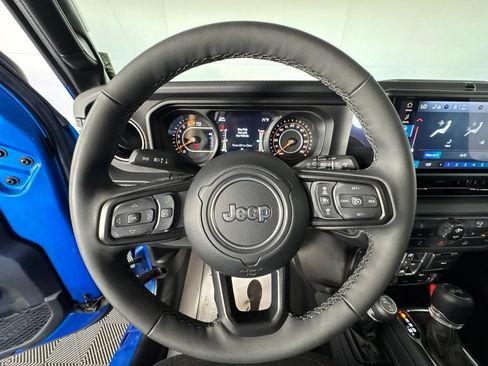 Certified 2025 Jeep Wrangler Unlimited Rubicon w/ Convenience Group AWD/4WD image 25