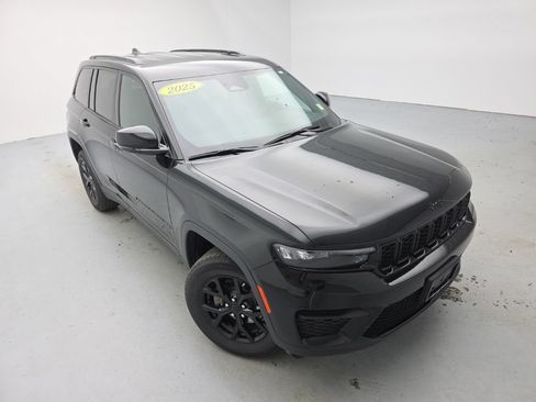 Used 2025 Jeep Grand Cherokee Altitude AWD/4WD image 2