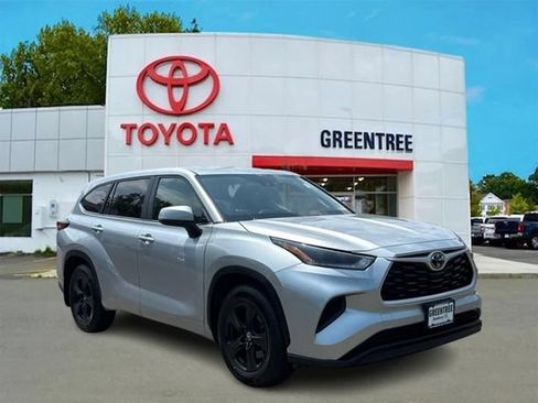 Used 2023 Toyota Highlander L FWD image 1