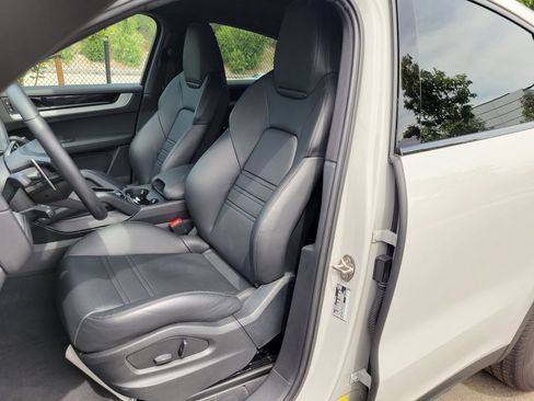 Used 2025 Porsche Cayenne Coupe image 5