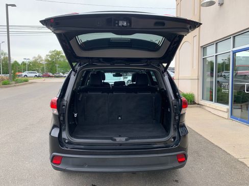 Used 2018 Toyota Highlander XLE w/ Carpet Mat Package (TMS) AWD/4WD image 8