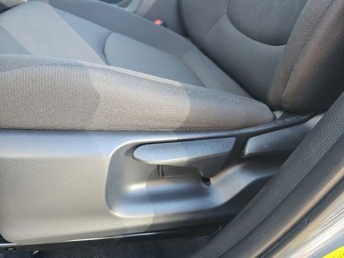 Used 2024 Toyota Corolla Cross LE image 10