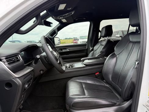 Used 2024 Jeep Wagoneer L Series II w/ Flexible Seating Group AWD/4WD image 5
