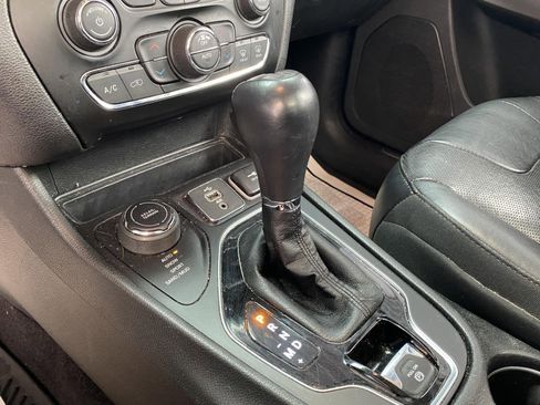 Used 2019 Jeep Cherokee Limited image 24