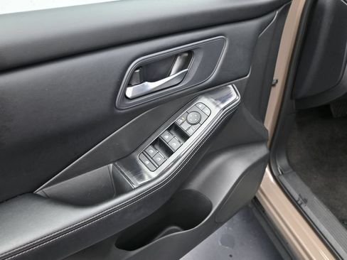 Used 2025 Nissan Rogue SV AWD/4WD image 12