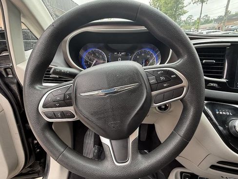 Used 2017 Chrysler Pacifica Touring FWD image 81